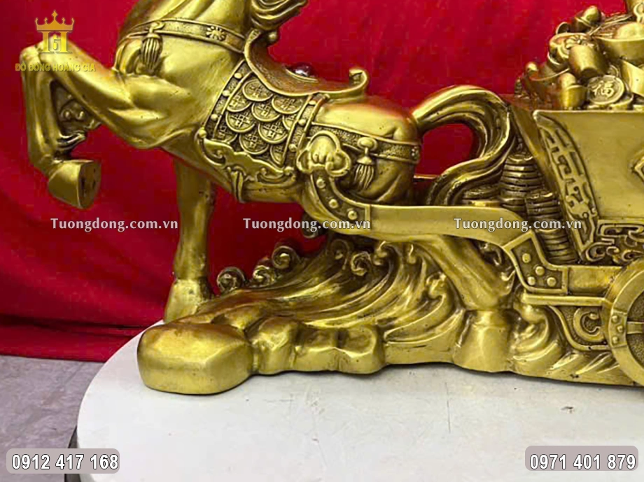 Từng họa tiết hoa văn được chạm khắc sắc nét